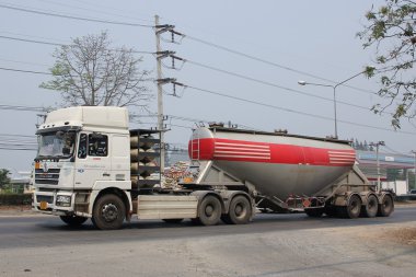 Çimento kamyonu Phadungrit taşıma. 