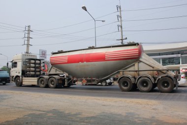 Çimento kamyonu Phadungrit taşıma. 