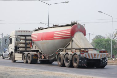 Çimento kamyonu Phadungrit taşıma. 