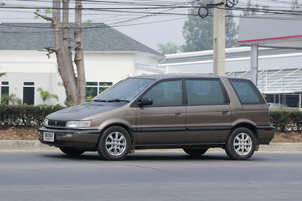 Privé Mpv auto, Mitsubishi Space Wagon. — Stockfoto