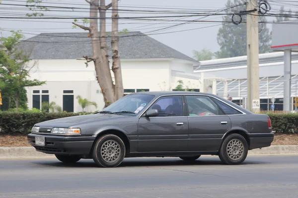 Prywatny stary samochód, Mazda 323. — Zdjęcie stockowe