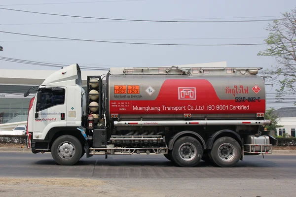 Camión de aceite de la compañía de transporte Muengluang — Foto de Stock