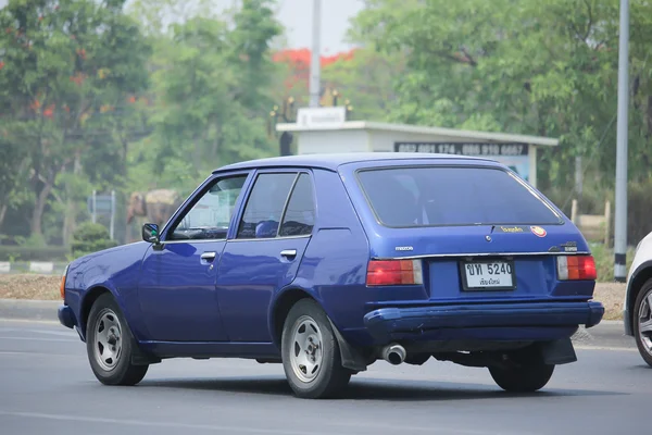 Privata gamla bil, Mazda 323. — Stockfoto