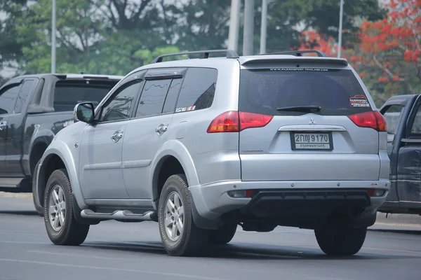 Privat bil Mitsubishi Pajero Suv bil. — Stockfoto