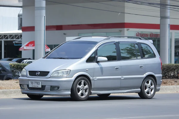 Suv prywatnego samochodu, Chevrolet Zafira. — Zdjęcie stockowe