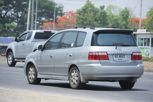 Coche privado MPV, Kia Carens . — Foto de Stock