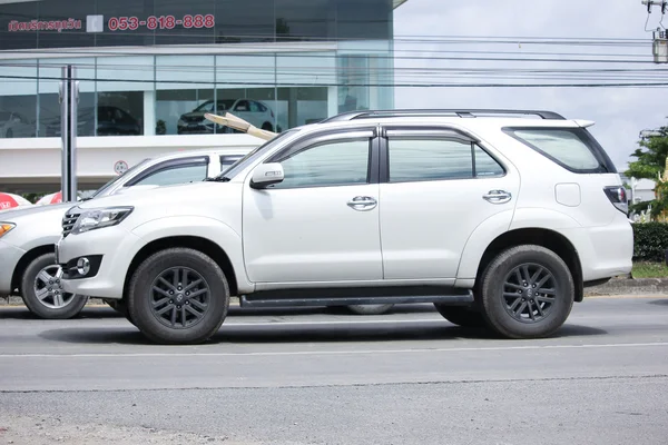 Privater Geländewagen, toyota fortuner — Stockfoto