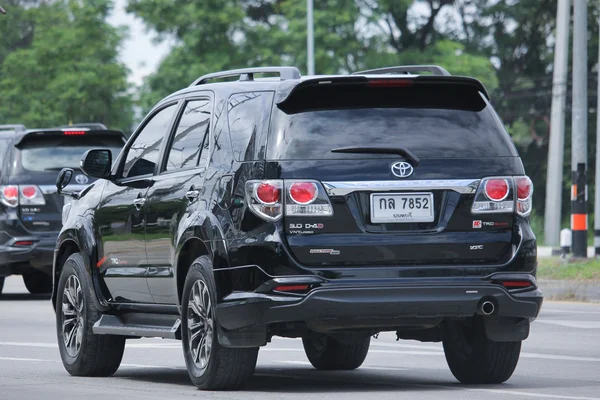 Privater Geländewagen, toyota fortuner — Stockfoto