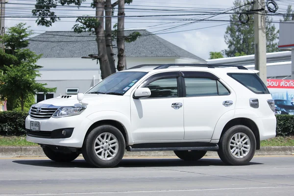 Privé suv auto, Toyota Fortuner — Stockfoto