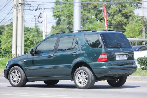 Koyu yeşil Benz Ml500. — Stok fotoğraf