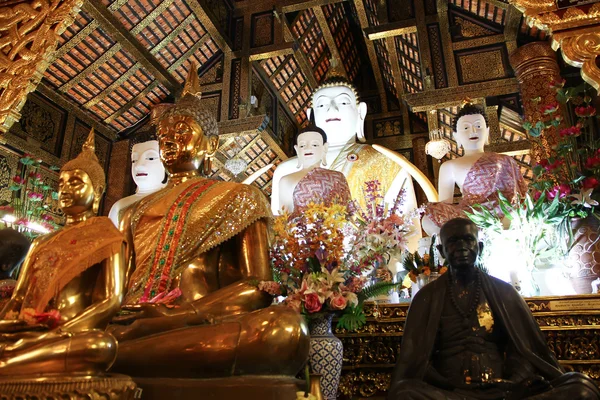 Patung Buddha Putih di Inthakhin Kuil Sadue Muang — Stok Foto