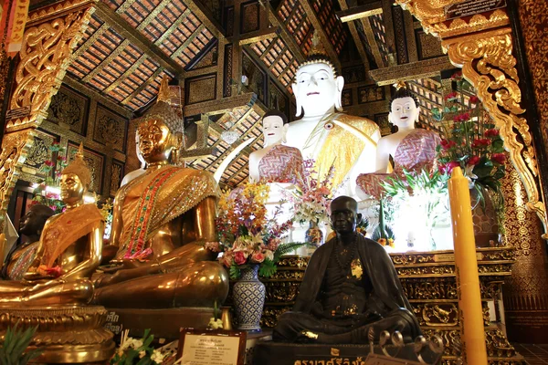 Statua del Buddha bianco nel tempio di Inthakhin Sadue Muang — Foto Stock