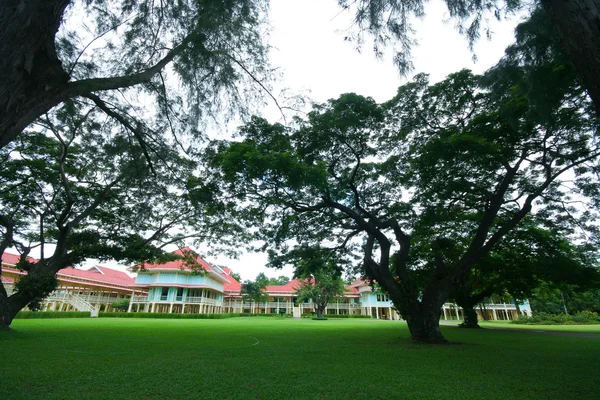 Campo verde e Palácio de Mrigadayavan — Fotografia de Stock