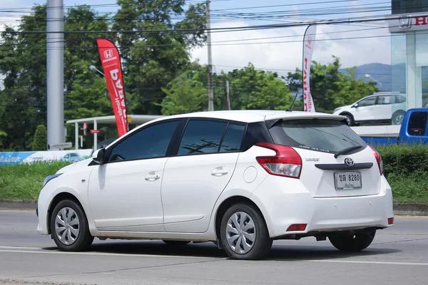 Eco prywatny samochód, Toyota Yaris. — Zdjęcie stockowe