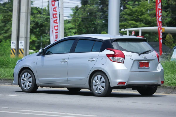 Еко приватний автомобіль, Toyota Yaris. — стокове фото