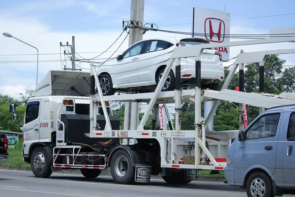 Privat Auto, Honda hrv auf Anhänger LKW. — Stockfoto