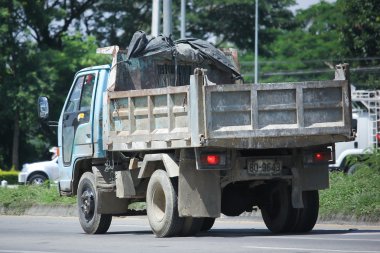  Özel eski Isuzu damperli kamyon.  