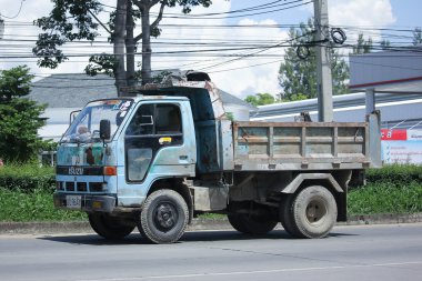  Özel eski Isuzu damperli kamyon.  