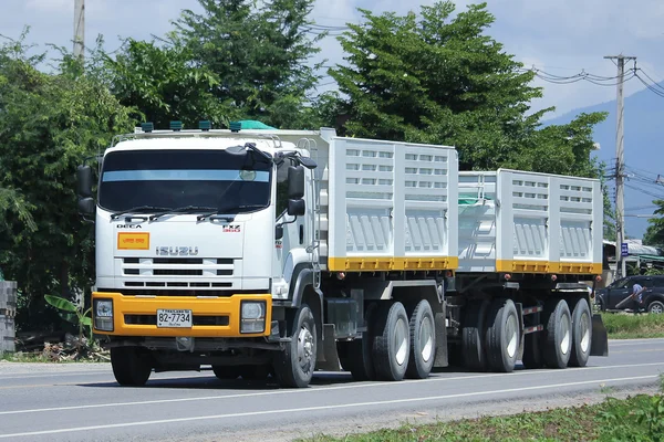 Причіп ISUZU Самоскид D кам'яних компанії. — стокове фото