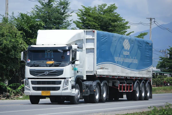 Volvo trailer vrachtwagen van AST transport. — Stockfoto