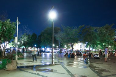 İnsanlar oyun Pokemon Go ödeme