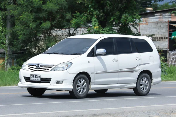 私营 Mpv 车，丰田 innova 德诺. — 图库照片