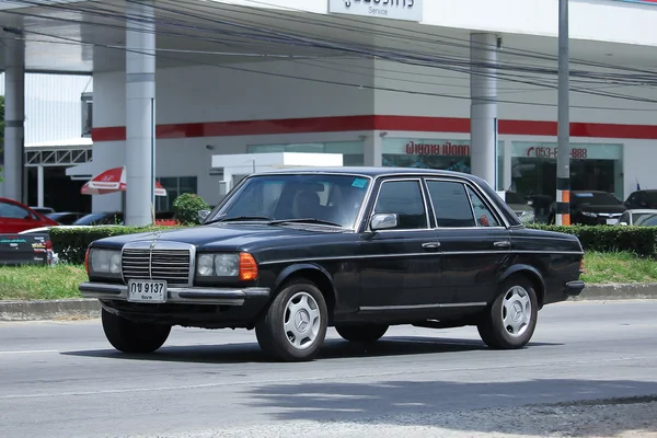 Приватні старого автомобіля Mercedes-Benz 230e. — стокове фото