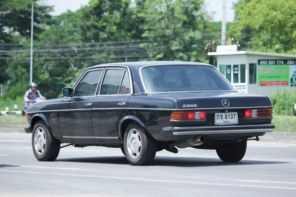 Privat gammal bil Mercedes-Benz 230e. — Stockfoto