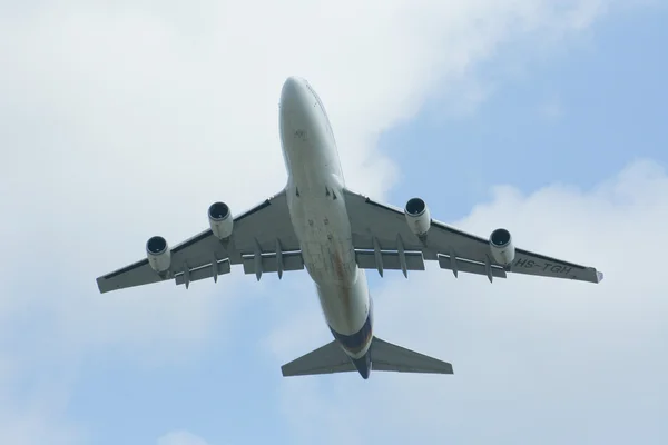 Hs-tgh boeing 747-400 von thaiairway start — Stockfoto