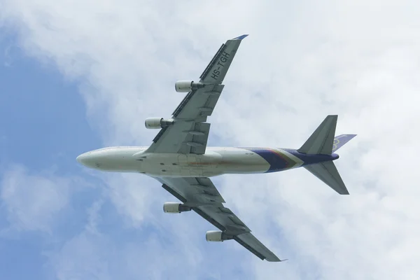 Hs-tgh boeing 747-400 von thaiairway start — Stockfoto