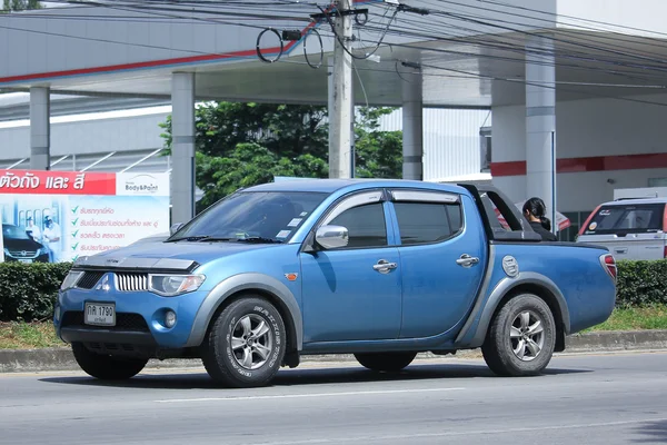 Приватному автомобілі Mitsubishi Triton пікап. — стокове фото