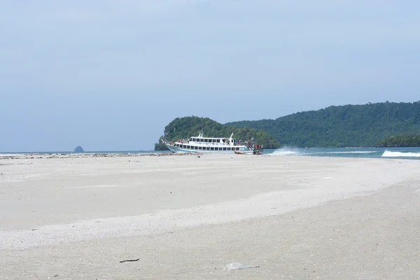 Barco de ferry en la playa de Nopparatthara a la isla de Phiphi — Foto de Stock