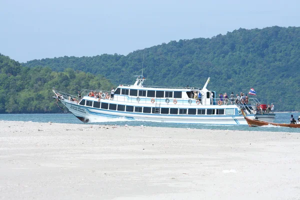 Barco de ferry en la playa de Nopparatthara a la isla de Phiphi — Foto de Stock