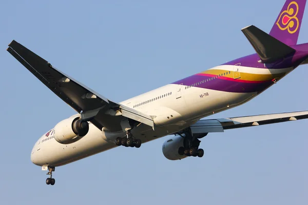 Boeing 777-300, HS-TKB of Thaiairway. — Stock Photo, Image