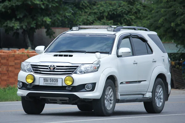 Приватне позашляховик автомобілів, Toyota Fortuner. — стокове фото