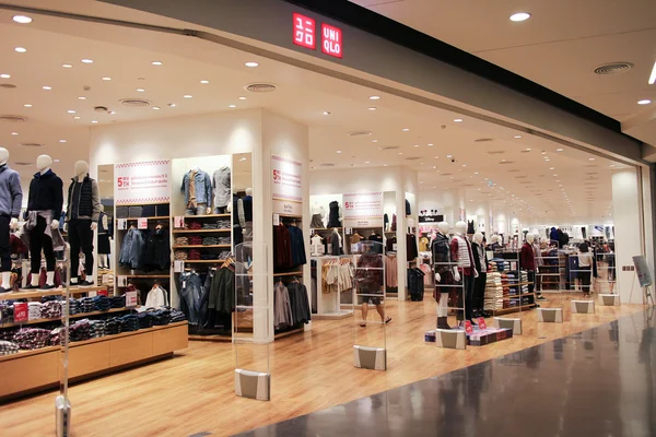 Uniqlo winkel, Japans casual dragen ontwerper — Stockfoto