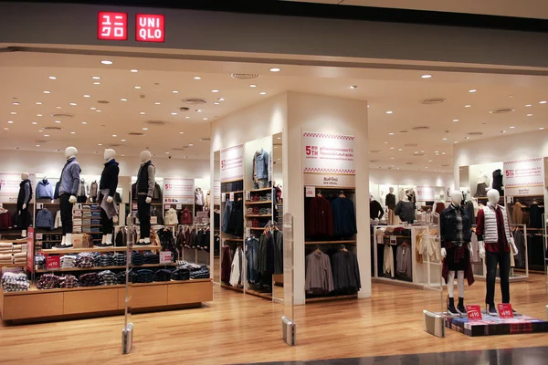 Uniqlo store , Japanese casual wear designer — Stock Photo, Image