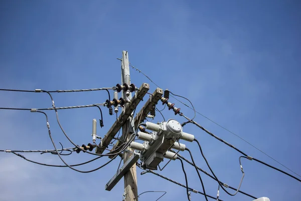 青い空を背景にした電気 送電線の閉鎖 — ストック写真