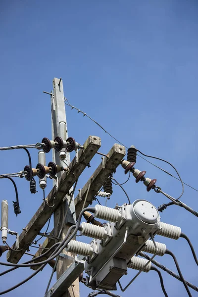 青い空を背景にした電気 送電線の閉鎖 — ストック写真