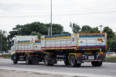 Chiangmai, Tayland - 16 Ekim 2020: Payawan Nakliye Şirketi Çöp Kamyonu. Fotoğraf 121 numaralı yolda, Chiangmai, Tayland 'a 8 km uzaklıkta..