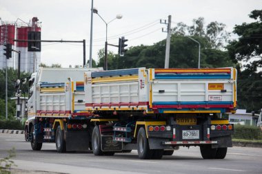 Chiangmai, Tayland - 16 Ekim 2020: Payawan Nakliye Şirketi Çöp Kamyonu. Fotoğraf 121 numaralı yolda, Chiangmai, Tayland 'a 8 km uzaklıkta..