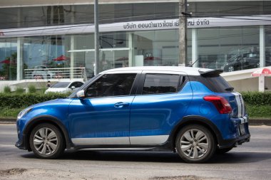 Chiangmai, Tayland - 16 Ekim 2020: Özel Eko şehri arabası Suzuki Swift. Fotoğraf 121 numaralı yolda, Chiangmai, Tayland 'a 8 km uzaklıkta..