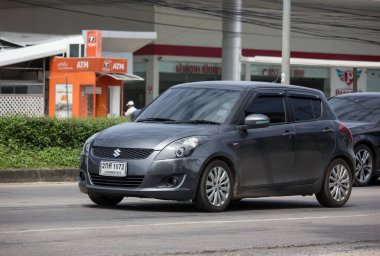 Chiangmai, Tayland - 16 Ekim 2020: Özel Eko şehri arabası Suzuki Swift. Fotoğraf 121 numaralı yolda, Chiangmai, Tayland 'a 8 km uzaklıkta..