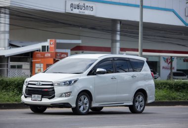 Chiangmai, Tayland - 16 Ekim 2020: Yeni Toyota Innova Crysta, PreMIUM CROSSOVER MPV. Fotoğraf 121 no 'lu yolda, Chiangmai, Tayland şehir merkezinden yaklaşık 8 km uzaklıkta..