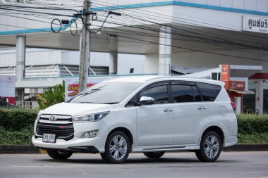 Chiangmai, Tayland - 16 Ekim 2020: Yeni Toyota Innova Crysta, PreMIUM CROSSOVER MPV. Fotoğraf 121 no 'lu yolda, Chiangmai, Tayland şehir merkezinden yaklaşık 8 km uzaklıkta..