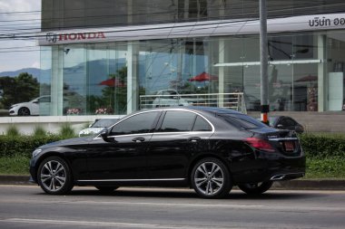 Chiangmai, Tayland - 16 Ekim 2020: lüks Mercedes Benz C220d. Fotoğraf Chiangmai şehrinin kuzeyindeki 1001 numaralı radyal yolda..