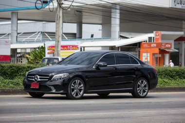 Chiangmai, Tayland - 16 Ekim 2020: lüks Mercedes Benz C220d. Fotoğraf Chiangmai şehrinin kuzeyindeki 1001 numaralı radyal yolda..