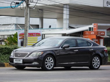 Chiangmai, Tayland - 16 Ekim 2020: Özel Araba, Lexus LS 500H.Lexus Toyota 'dan Premium Brand. Fotoğraf 121 no 'lu yolda, Chiangmai, Tayland şehir merkezinden yaklaşık 8 km uzaklıkta..