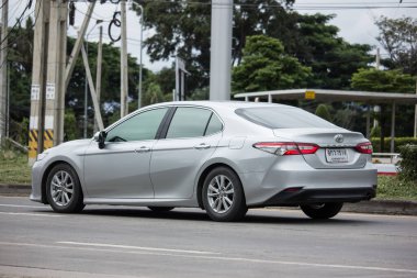 Chiangmai, Tayland - 21 Ekim 2020 Özel araba Yeni Toyota Camry. 1001 no 'lu yolda. Chiangmai İş Alanından 18 km uzakta..