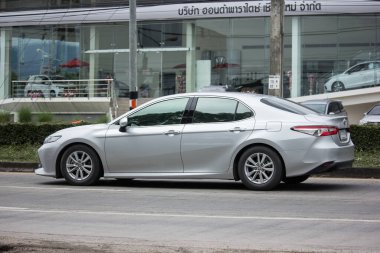 Chiangmai, Tayland - 21 Ekim 2020 Özel araba Yeni Toyota Camry. 1001 no 'lu yolda. Chiangmai İş Alanından 18 km uzakta..